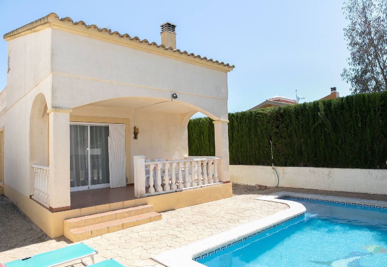 Casa en Riumar - ALBA · Nice house with private pool, garden and bb